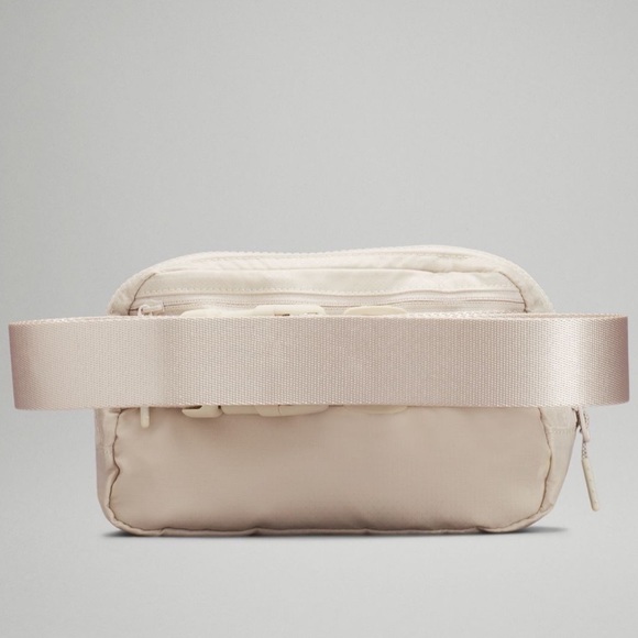 Lululemon Everywhere Belt Bag White Opal - Picture 3 of 8